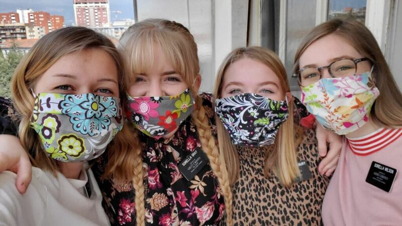 Missionários da Missão Itália Milão — a partir da esquerda, sísteres Cassandra Auger, Morgan Gray, Ryan Woodbury e Halle Wilson — posam com suas máscaras faciais enviadas por suas famílias, no lado de fora de um apartamento em Pordenone, Itália, em maio de 2020.
