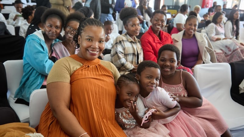Pessoas participam da conferência de estaca em Durban, África do Sul, com Elder Gerrit W. Gong no domingo, 17 de maio de 2026.