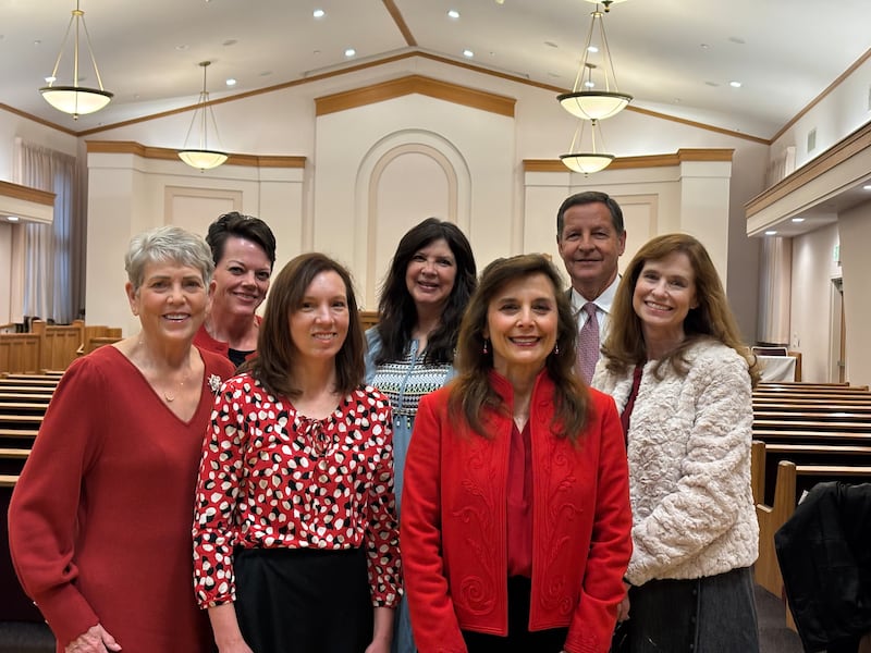 Todos os especialistas em deficiência de ala e estaca do American Fork Utah East Stake sorriem para uma foto em um centro de reuniões dA Igreja de Jesus Cristo dos Santos dos Últimos Dias em American Fork, Utah, no domingo, 21 de dezembro de 2025.