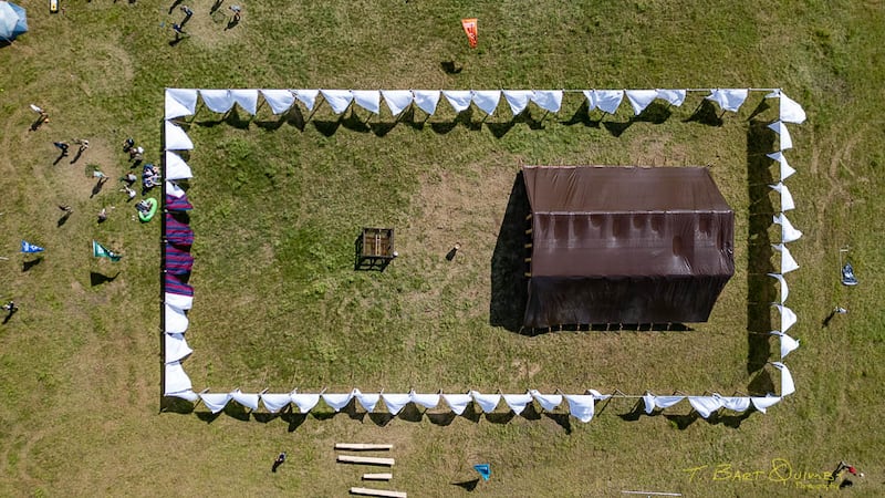 A réplica do tabernáculo concluída, incluindo as paredes exteriores, o altar do sacrifício, a pia de água e o edifício se encontram no acampamento juvenil "Camp Hesed" do Estaca Eagle River Alaska de 9 a 13 de junho de 2026.