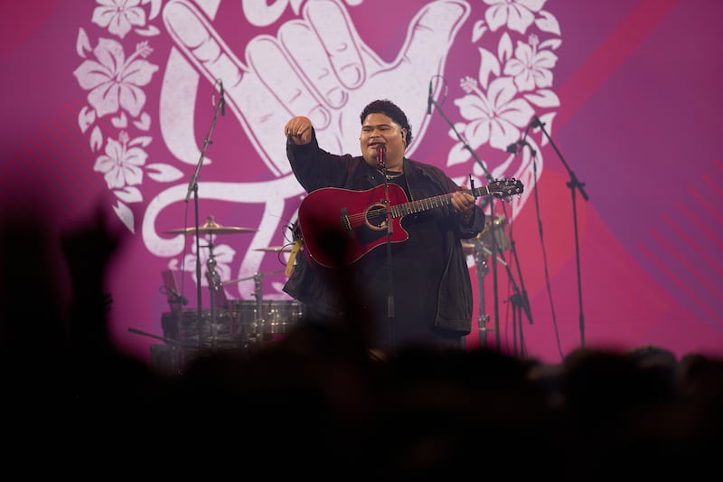 Iam Tongi canta na Conferência de Adultos Solteiros da Área de Utah de 2026 no Centro de Convenções do Salt Palace em Salt Lake City, Utah, na sexta-feira, 14 de agosto de 2026.