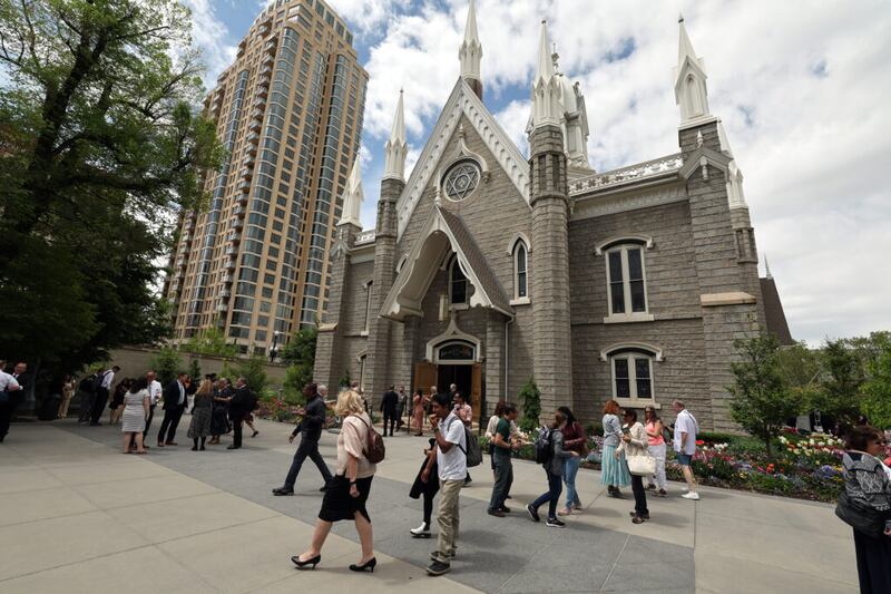 Os participantes do devocional saem do Assembly Hall na Praça do Templo em Salt Lake City na terça-feira, 17 de maio de 2022, depois de ouvirem Presidente Dallin H. Oaks, primeiro conselheiro na Primeira Presidência de A Igreja de Jesus Cristo dos Santos dos Últimos Dias, e Élder Clark G. Gilbert, Setenta Autoridade Geral e Comissário de Educação da Igreja, discursarem em um devocional da Ensign College.