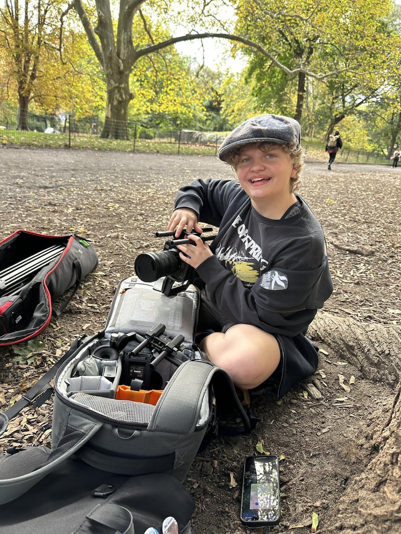Paige Olsen — vencedora da categoria de apresentação de design do All-American High School Film Festival — sorri enquanto filma um documentário sobre a vida de seu avô em Perry, Utah, fevereiro de 2025.
