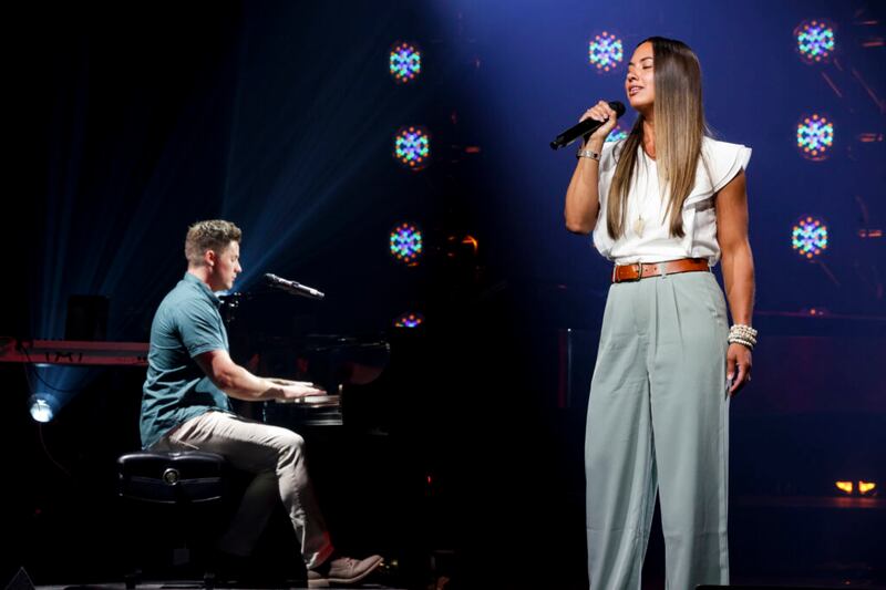 Nik e Darla Day apresentam “Hear Him” durante o concerto “Confia no Senhor”, no Teatro do Centro de Conferências em Salt Lake City no sábado, 4 de junho de 2022.