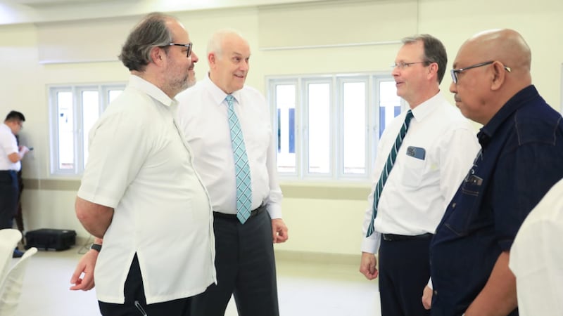 O Presidente Paul V. Johnson, Presidente Geral da Escola Dominical de A Igreja de Jesus Cristo dos Santos dos Últimos Dias, à esquerda no centro, anunciou a abertura de um centro de recursos comunitários do BYU-Pathway que será inaugurado nos primeiros meses de 2025 em uma conferência em Cebu City, Filipinas, em 16 de novembro de 2024.