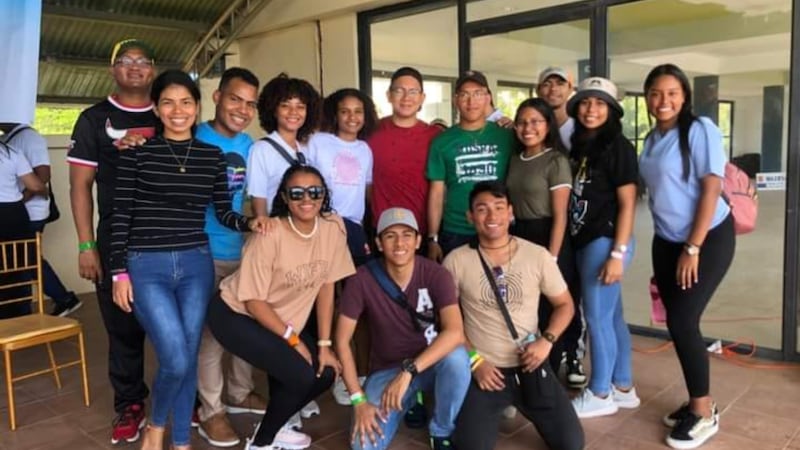 Mais de 650 jovens adultos solteiros santos dos últimos dias participam de uma conferência na Cidade do Panamá, Panamá, em abril de 2023.