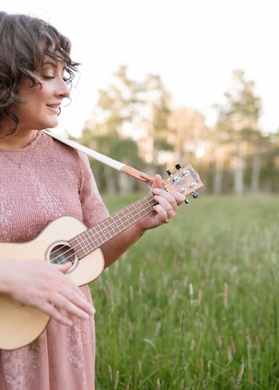 Angie Killian, compositora de "Anytime, Anywhere", toca seu ukulele no Payson Canyon, 2024.