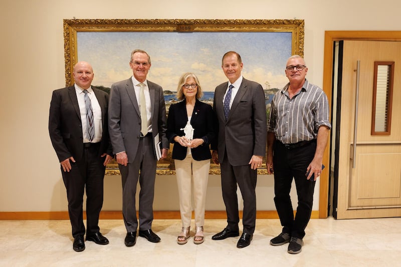 Elder Peter F. Meurs, presidente da Área do Pacífico, segundo à esquerda, e Elder Gary E. Stevenson do Quórum dos Doze Apóstolos, segundo à direita, encontram-se com Sonia Lagarde, prefeita de Nouméa, Nova Caledônia, em 20 de maio de 2026.