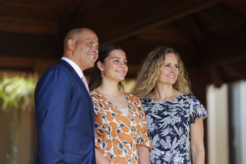 O Presidente da BYU–Hawaii, John S.K. Kauwe III, e sua esposa, a irmã Monica Kauwe, posam para uma foto com sua filha, que apresentou um número musical no piano durante o devocional no campus realizado na terça-feira, 6 de maio de 2025, em Laie, Hawaii.