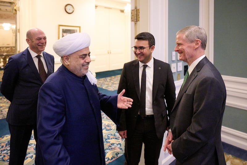 Élder David A. Bednar do Quórum dos Doze Apóstolos e Haji Allahshükür Hummat Pashazade, Xeique-ul-Islam e Grão Mufti do Cáucaso se cumprimentam no Edifício Memorial Joseph Smith em Salt Lake City na quarta-feira, 1º de março de 2023.