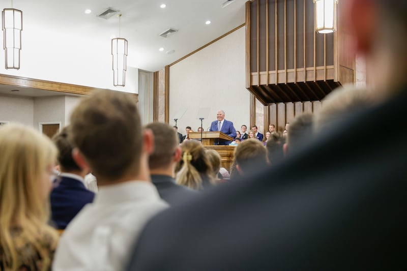 Élder Ronald A. Rasband, do Quórum dos Doze Apóstolos, discursa em um devocional no Instituto da Universidade Weber State em Ogden, Utah, no domingo, 23 de outubro de 2022.
