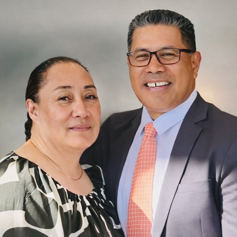 Sione Lavaka e Mele Lavaka, que servirão como presidente e companheira da nova Missão Papua Nova Guiné Daru a partir de julho de 2026.