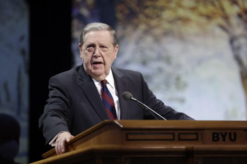 Élder Jeffrey R. Holland, do Quórum dos Doze Apóstolos, discursa para estudantes da BYU no Marriott Center em Provo na terça-feira, dia 18 de janeiro de 2022.