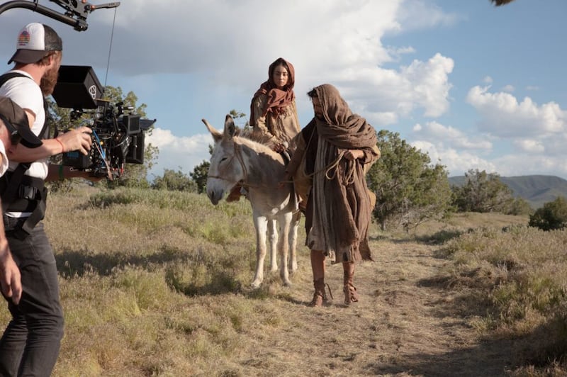 Uma visão por trás das câmeras da filmagem de “O Menino Jesus”, mostra Maria e José em sua jornada para Belém. 