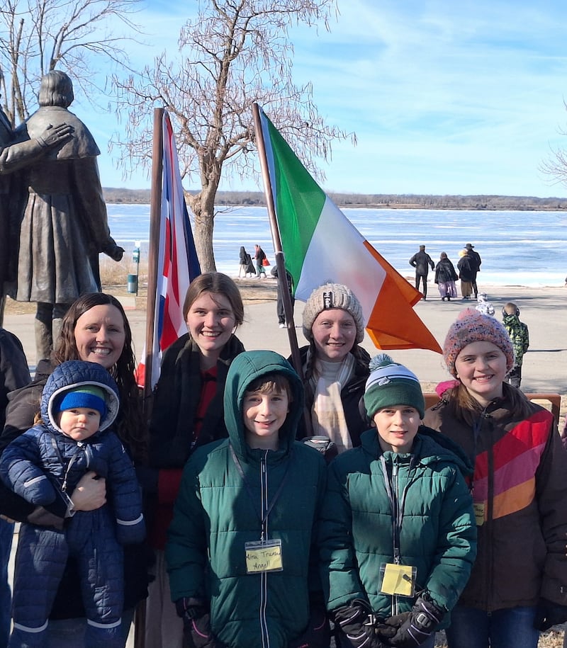 Justine Ballard, à esquerda, faz uma pausa para uma foto com vários de seus filhos perto do Rio Mississippi após caminhar da histórica Nauvoo, Illinois, durante a comemoração do êxodo no sábado, 7 de fevereiro de 2026.