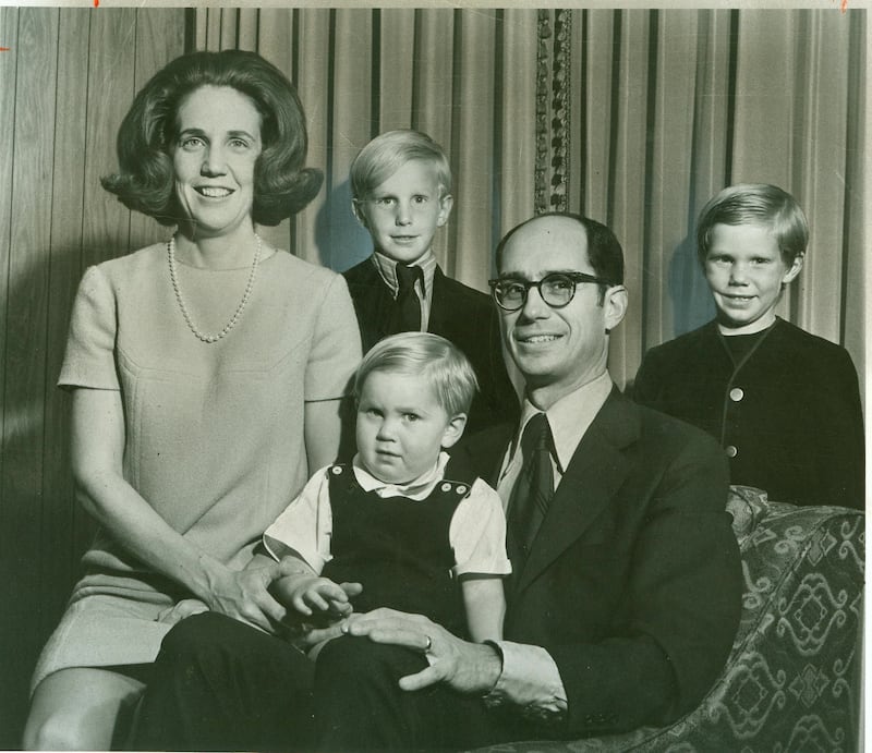 Nesta foto de arquivo vemos o jovem presidente Henry B. Eyring, sua esposa, Kathleen, e família antes de sua posse como presidente do Ricks College em 1971. Seus filhos são Matthew, na frente, Henry e Stuart. Presidente Eyring serve atualmente como segundo conselheiro na Primeira Presidência da Igreja.