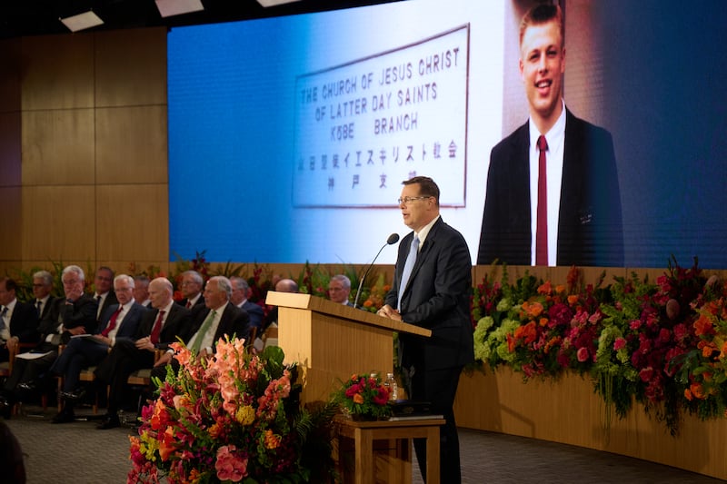 Elder Clark G. Gilbert, do Quórum dos Doze Apóstolos, discursa no Seminário para Novos Líderes de Missão de 2026, no Centro de Treinamento Missionário de Provo, em Provo, Utah, no dia 19 de junho de 2026.