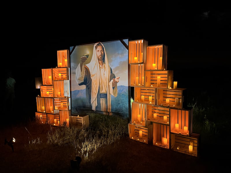 Uma foto de Jesus Cristo foi instalada nas trilhas de Bend, Idaho, quando jovens da Estaca Spokane Valley Washington participaram da experiência "Walk with Christ" em 26 de junho de 2026.