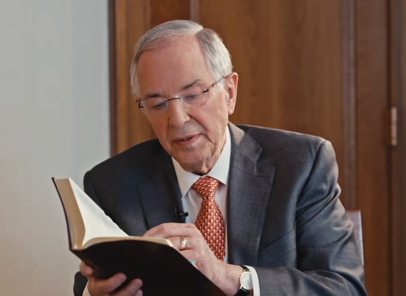 Elder Neil L. Andersen do Quórum dos Doze Apóstolos fala com seu filho Derek Andersen em Salt Lake City para um episódio de podcast que será publicado em 22 de abril de 2026, no 'Divot', um programa de podcast de Derek Andersen.