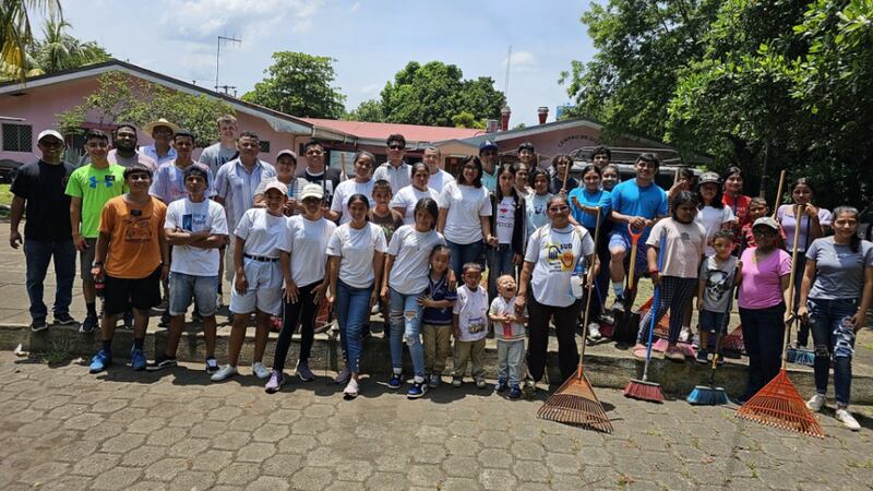 Membros da Estaca Chinandega Nicarágua Oeste participam de um projeto de serviço para limpeza dentro e ao redor do Centro de Saúde José Rubí em El Viejo, Nicarágua, em setembro de 2023.