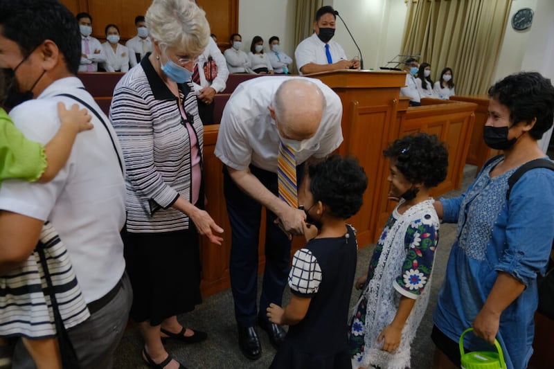 Élder Dale G. Renlund, do Quórum dos Doze Apóstolos, cumprimenta crianças em Cagayan de Oro durante sua visita às Filipinas, de 8 a 20 de junho de 2022.