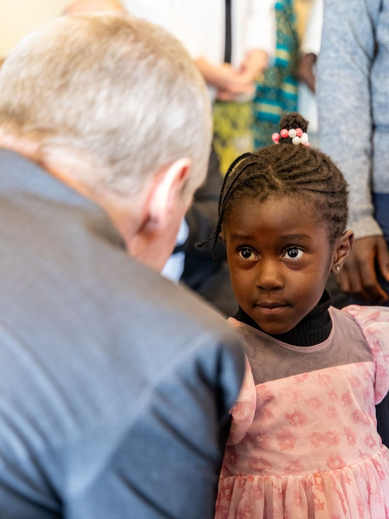 Elder David A. Bednar cumprimenta uma menina em Nairobi, Quênia, domingo, 22 de março de 2026.
