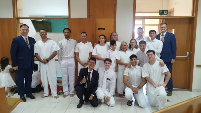 Foto anterior a um serviço batismal em Belo Horizonte, Brasil, onde os novos membros foram atraídos à Igreja por meio do novo templo ali.
