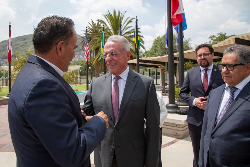 Élder Ulisses Soares do Quórum dos Doze Apóstolos cumprimenta um membro do Senado do México no Centro de Treinamento de Missionários do México em 28 de agosto de 2026.