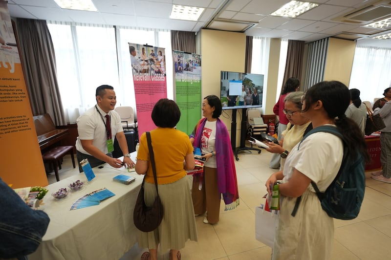 Participantes visitam estandes na feira de educação da Área Ásia em Kuala Lumpur, Malásia, 25 de outubro de 2025.