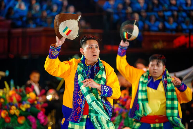 Dançarinos vestindo trajes tradicionais apresentam danças de toda a América Latina durante um ensaio geral de "Luz de las Naciones" em Salt Lake City, Utah, 3 de novembro de 2025.