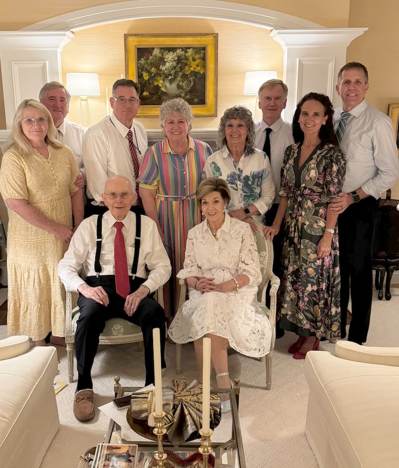 O Presidente Dallin H. Oaks e sua esposa, Irmã Kristen M. Oaks, reúnem-se com a família em Utah na segunda-feira, 10 de agosto de 2026, para celebrar seu 94º aniversário.