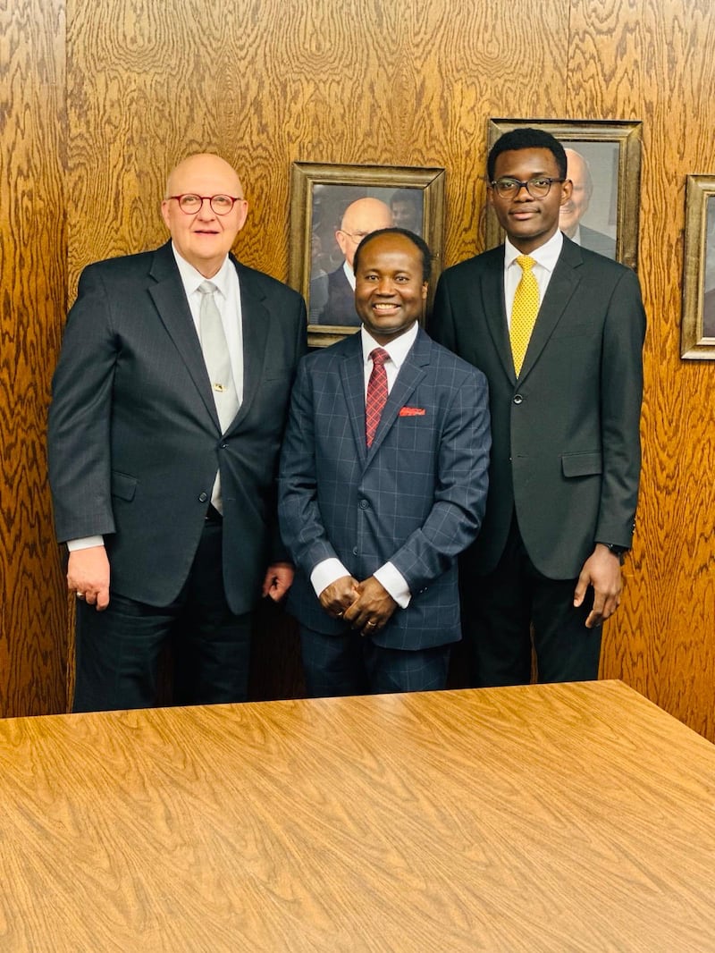 Membros da nova presidência do Ramo Lehi 35º (Francês) — Presidente Carter Charles do Haiti, ao centro, e seus conselheiros Patrick Gérard, à esquerda, e Jaron Mutombo, à direita — sorriem para uma foto em 9 de fevereiro de 2025, em Lehi, Utah.