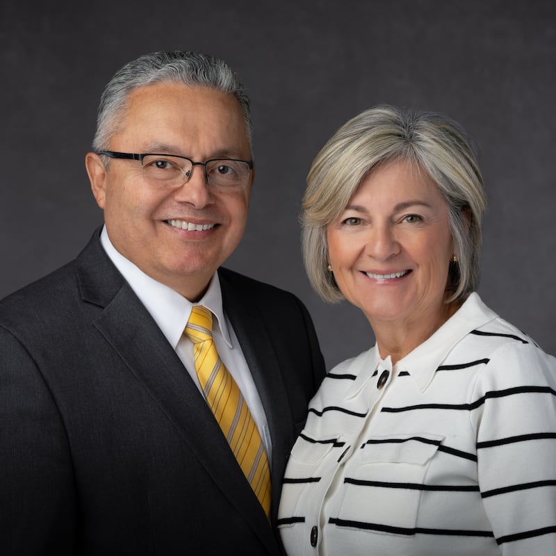 Jorge Portal e Maria Teresa Portal, que servirão como presidente e companheira da Missão Colômbia Cali a partir de julho de 2026.