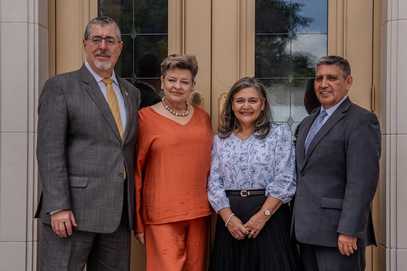 O presidente da Guatemala Bernardo Arévalo e a primeira-dama Lucrecia Peinado, à esquerda, estão com Élder Patricio M. Giuffra — um Setenta Autoridade Geral e presidente da Área América Central — e sua esposa, Irmã Maria Giuffra, à direita, em frente ao Templo Miraflores Cidade da Guatemala Guatemala durante um tour especial de convidados em 20 de agosto de 2026, na Cidade da Guatemala, Guatemala.