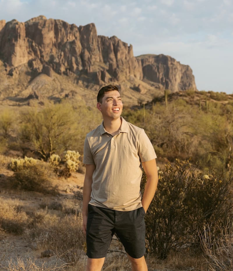 Noah Christensen — membro do Superstition Mountain YSA Ward da Estaca Mesa Arizona East — posa para uma foto em Mesa, Arizona, setembro de 2025.