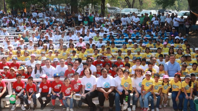 A Presidente Susan H. Porter e Tracy Y. Browning tiram uma foto em grupo com dezenas de crianças, membros da Igreja e seus amigos, todos usando camisetas JustServe enquanto participam de uma atividade de serviço em Tuxtla Gutiérrez, Chiapas, México, em 16 de maio de 2026.
