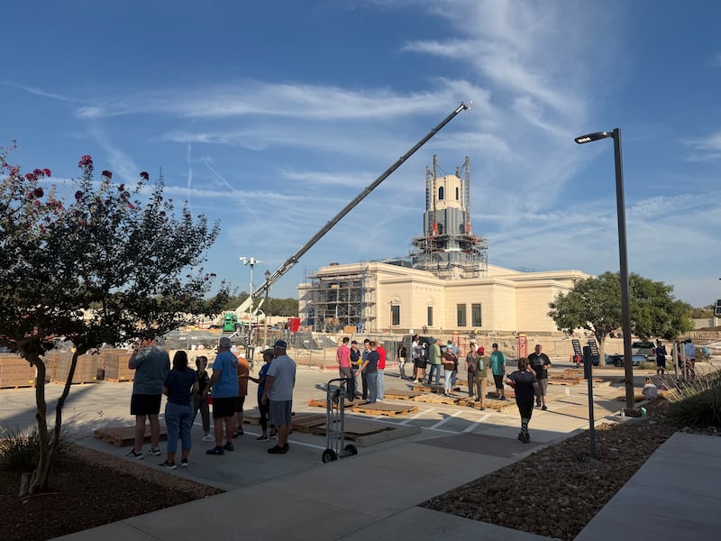 Voluntários de A Igreja de Jesus Cristo dos Santos dos Últimos Dias trabalham fora do Templo de Austin Texas em construção enquanto descarregam 40.000 libras de alimentos doados pela Igreja para ir às despensas de alimentos locais em Cedar Park, Texas, na quarta-feira, 23 de setembro de 2026.