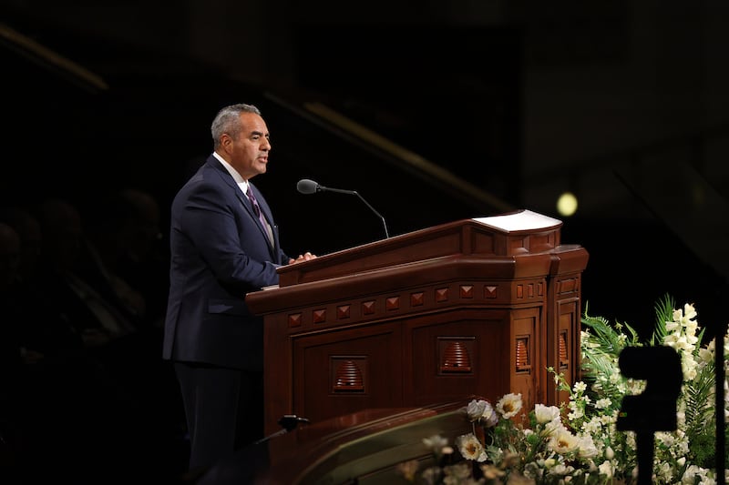 Elder Jorge T. Becerra, Setenta Autoridade Geral, fala durante a sessão de sábado de manhã da 196ª Conferência Geral Anual de A Igreja de Jesus Cristo dos Santos dos Últimos Dias no Centro de Conferências em Salt Lake City em 4 de abril de 2026.
