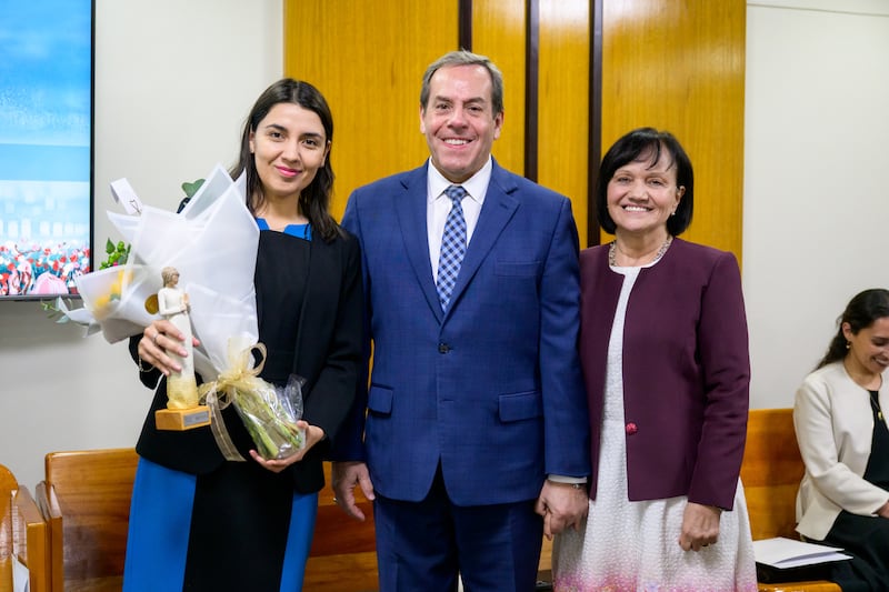 Elder Eduardo Gavarret e Sister Norma Gavarret posam com Judith Marín após a cerimônia "Women who Illuminate" em Santiago, Chile, em março de 2026.