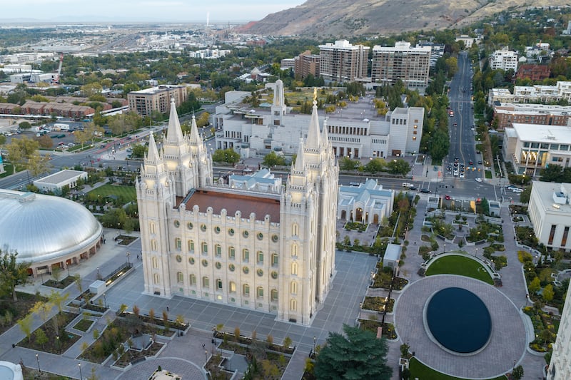 O Templo de Salt Lake está iluminado nas horas que antecedem o amanhecer no sábado, 3 de outubro de 2026, antes da 196ª Conferência Geral Semestral.