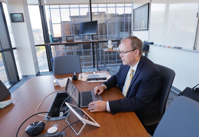 Brian K. Ashton, novo presidente da BYU-Pathway, trabalha em seu escritório em Salt Lake City na quarta-feira, dia 13 de outubro de 2021.