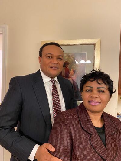Élder Thierry K. Mutombo e irmã Nathalie Tshayi Mutombo