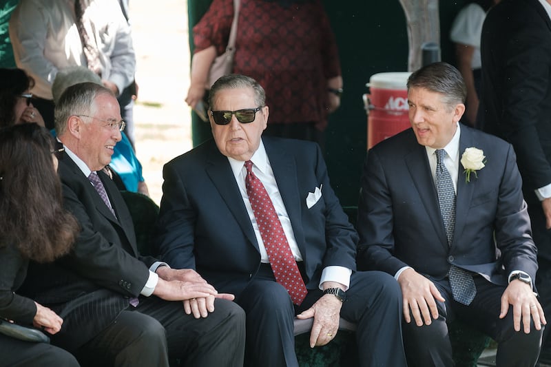 Élder Jeffrey R. Holland, do Quórum dos Doze Apóstolos de A Igreja de Jesus Cristo dos Santos dos Últimos Dias, com Élder Neil L. Andersen, do Quórum dos Doze Apóstolos, à esquerda, e Élder Matthew S. Holland, à direita, participam da cerimônia do enterro da irmã Patricia Terry Holland em St. George, Utah, no sábado, 29 de julho de 2023.
