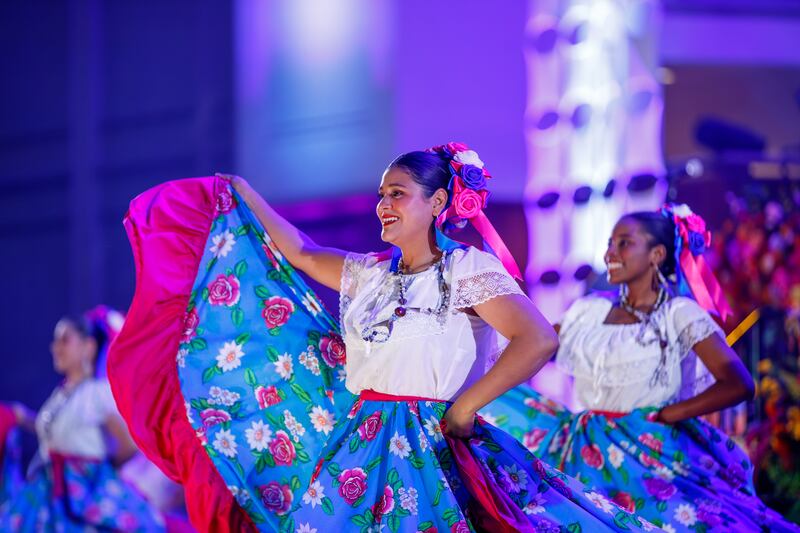 Dançarinos vestindo trajes tradicionais executam danças de toda a América Latina durante um ensaio de vestuário de "Luz de las Naciones" em Salt Lake City, Utah, 3 de novembro de 2025.