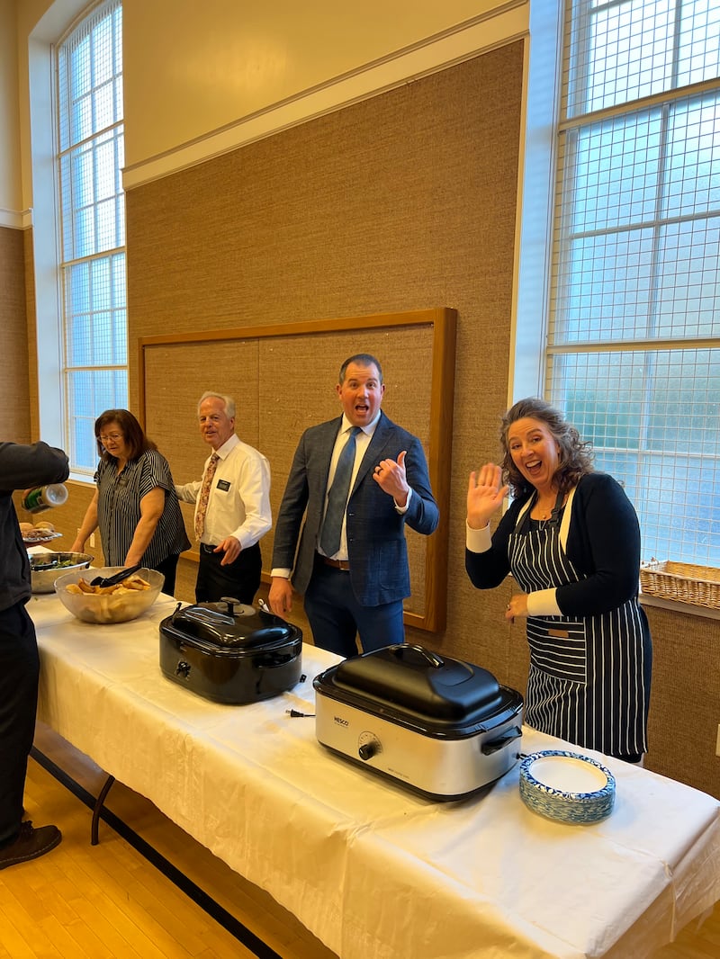 Líderes do Instituto servem comida em um jantar semanal no edifício do Instituto de Religião de Cambridge Massachusetts na quarta-feira, 25 de março de 2026.