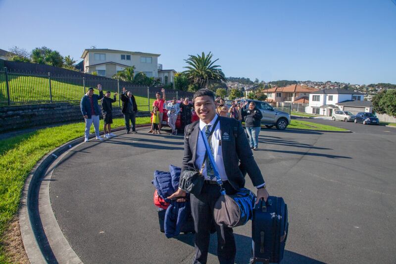 Com a família se despedindo, um élder chega ao Centro de Treinamento Missionário da Nova Zelândia em Auckland, Nova Zelândia, em 30 de junho de 2021.