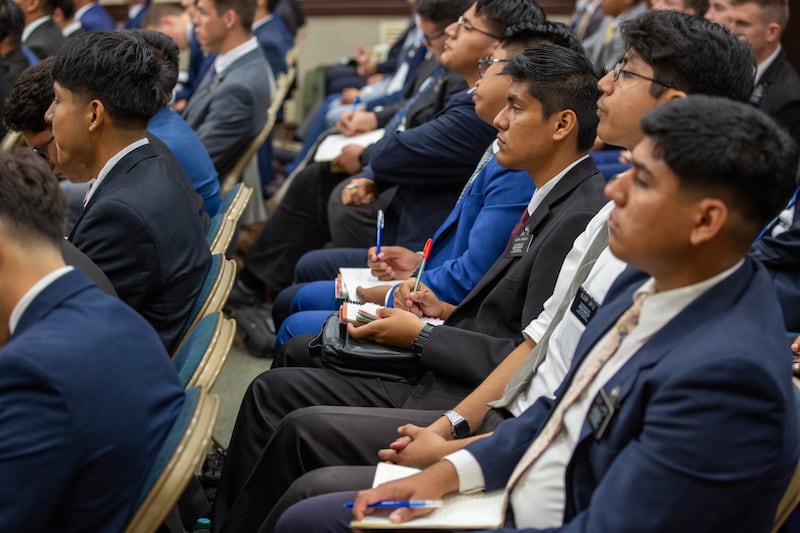 Missionários fazem anotações durante o devocional com o Elder Gary E. Stevenson do Quórum dos Doze Apóstolos de Monterrey, México.