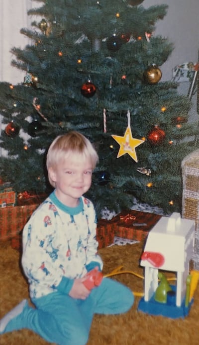 Jon Ryan Jensen em frente à árvore de Natal de sua família, em 1983.