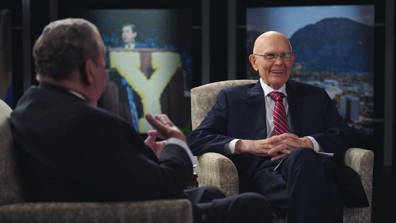 O Presidente Dallin H. Oaks, à direita, compartilha uma risada com o Presidente Jeffrey R. Holland sobre a BYU.