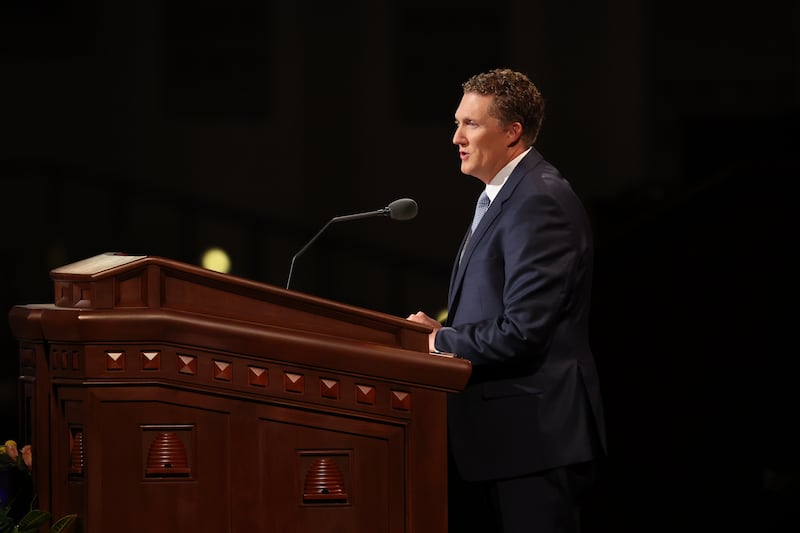 Élder Ryan K. Olsen discursa durante a sessão da tarde de domingo da conferência geral de outubro de 2022.